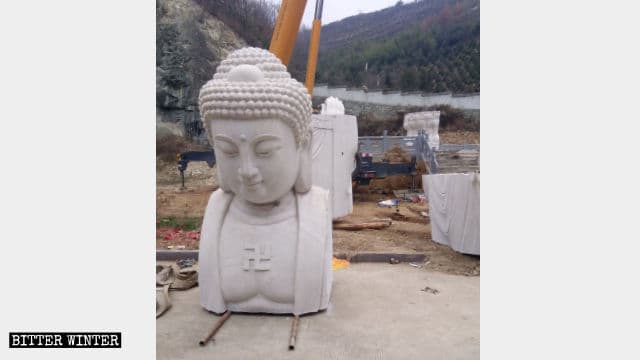관음보살상의 머리가 제거된 모습