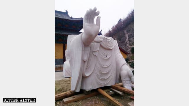 관음보살상의 몸통이 제거된 모습