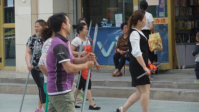 위구르 사회 복지사가 중세 장병 무기를 들고 다니며 탈선한 동포를 표적 삼고 있다. 이들은 정기 연습 시간에 하루에도 여러 번 무기 사용법을 배운다. 앞장 선 여성의 손에 든 장대에는 4인치 못이 박혀있다.