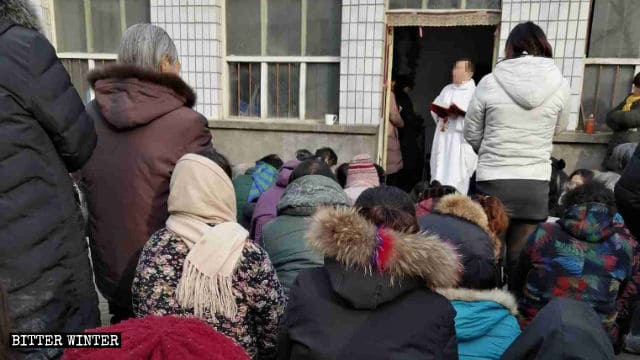 한 사제가 야외에서 미사를 집전하고 있다.