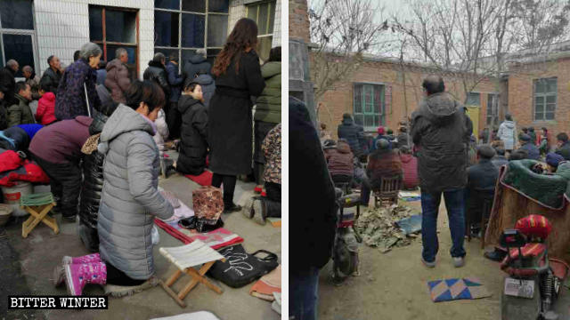 안뜰에서 미사를 드리는 회중들