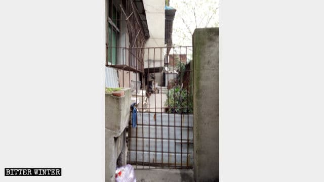 한 신자의 가정집 바깥에 위치한 좁은 통로