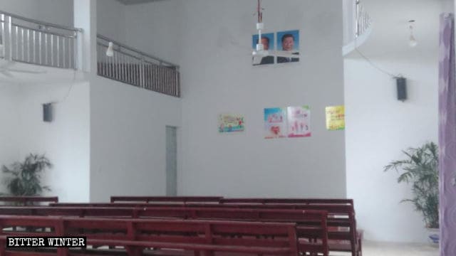 장시성 상라오(上饒)시 투쟈(塗家) 마을의 한 삼자교회에 마오쩌둥과 시진핑의 초상화가 걸려 있다