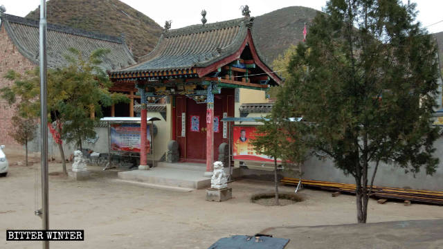 백의관(白衣觀)사원 앞에 국기가 게양되고, 게시판에는 정치적 슬로건이 부착되었다.