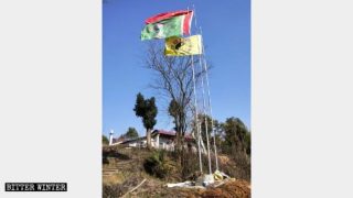 선녀묘(仙女廟) 앞에 게양된 국기