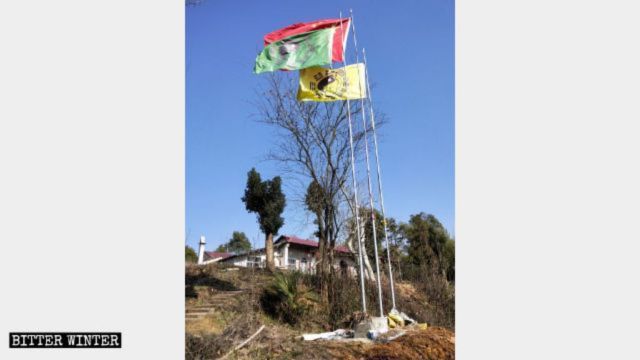 선녀묘(仙女廟) 앞에 게양된 국기
