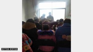 신자들은 신청가도(街道) 위치한 한 가정교회 모임 장소에서 예배를 드리고 있었다
