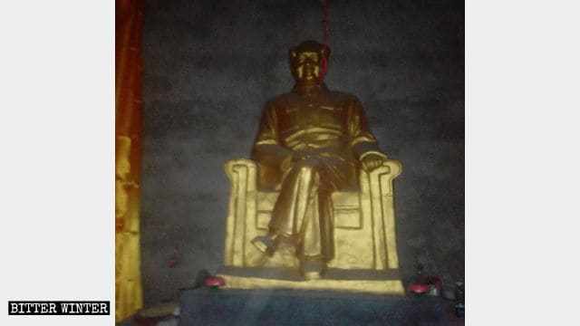 황중(黃冢)향의 샤오자오루(小趙樓) 사찰에 마오쩌둥 동상이 안치되어 있다