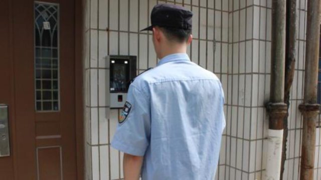 경찰이 얼굴 인식 시스템을 시험 중이다