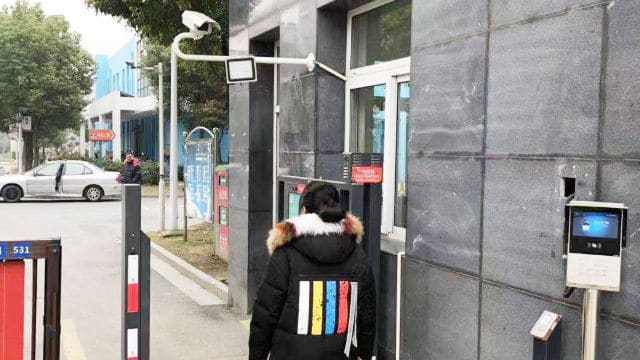 장쑤(江蘇)성 양저우(揚州)시의 한 주거 단지에 들어가기 전, 주민들은 필히 얼굴 스캔을 거쳐야 한다