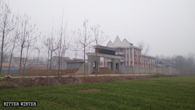 당국은 참예수교회를 강제로 장악한 다음 흙으로 입구를 봉쇄했다