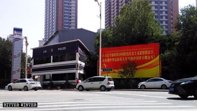 우루무치시의 파출소, 감시 카메라들, 대형 선전 포스터들