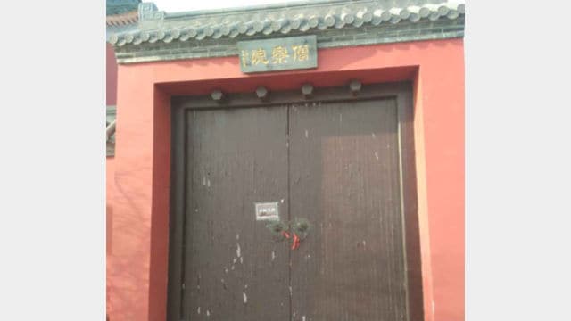 사찰 입구에 ‘사찰 폐쇄’ 공지문이 붙어 있다