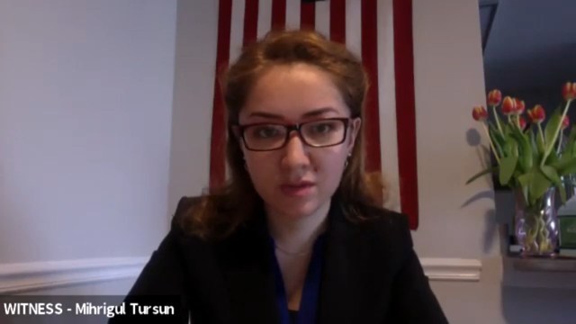 위구르인 미흐리굴 투르쑨(Mihrigul Tursun)이 중국 재판에서 고문에 관한 증거를 제출하고 있다