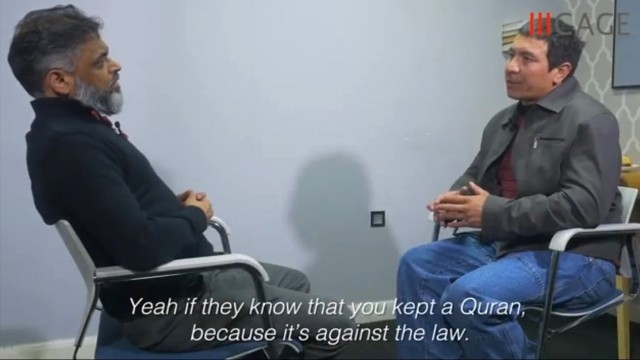 케이지의 지원 활동 국장인 모아짬 베크(Moazzam Begg)가 전 관타나모 수감자인 칼릴 마흐무트를 인터뷰하고 있다