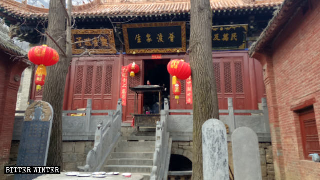 연꽃사(蓮花寺) 내의 한 전당의 봉쇄되기 전 모습
