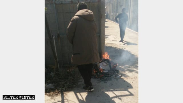 정부 공무원들이 성경과 기독교 서적들을 불태우고 있다