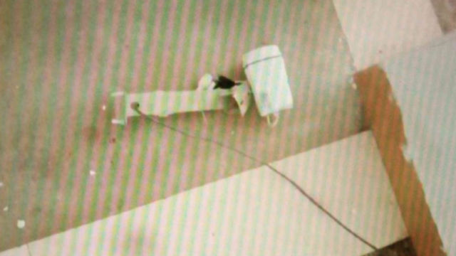 1층 감시 카메라가 허물어져 바닥에 팽개쳐져 있다