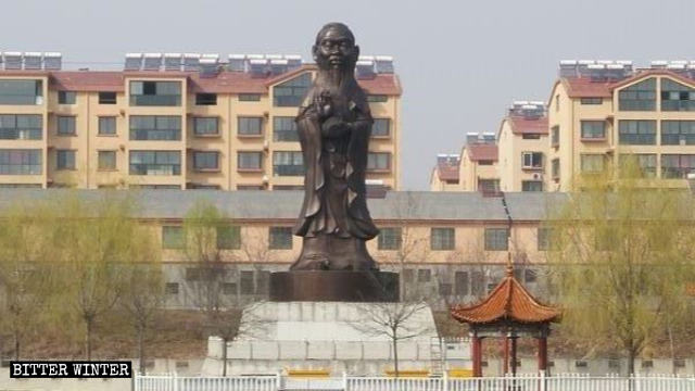 관세음보살상의 몸통에 공자의 머리를 붙여놓은 합체된 조각상의 모습