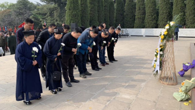 성묘일 행사에 참석해 혁명열사들에게 허리를 숙여 절하는 모습