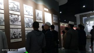 혁명가 기념 전시회에 방문한 후이족 무슬림들
