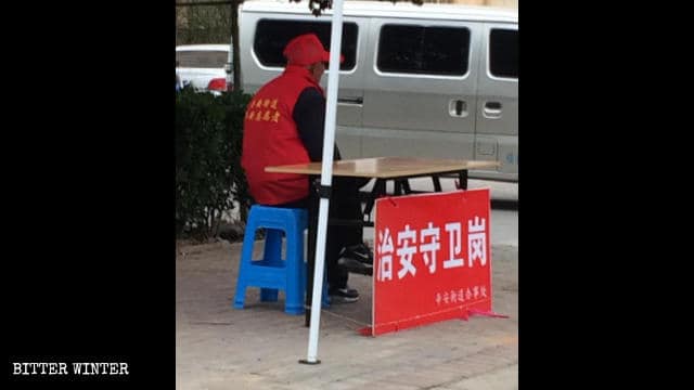마을 입구에서 보초를 서는 안보원