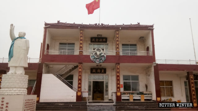 사원 밖에 자리한 마오쩌둥 동상