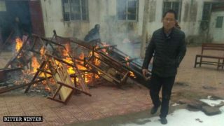 교회의 장의자와 쿠션들을 불태웠다
