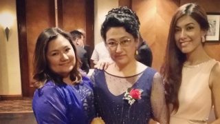 왼쪽 젊은 여사는 본문 저자 지바 무랏(Ziba Murat), 오른쪽 젊은 여사는 그녀의 동생, 가운데는 굴샨 아바스(Gulshan Abbas) 박사