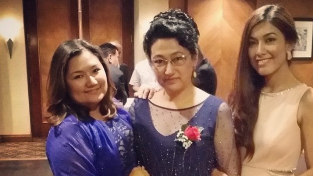 왼쪽 젊은 여사는 본문 저자 지바 무랏(Ziba Murat), 오른쪽 젊은 여사는 그녀의 동생, 가운데는 굴샨 아바스(Gulshan Abbas) 박사
