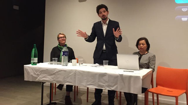왼쪽부터 오른쪽 방향으로 해리스 박사, 스탠리 랍비, 그리고 라히마 마흐무트가 자리하고 있다