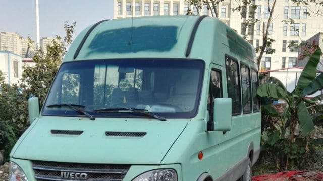 장례식 차량에 그려졌던 이슬람 상징들이 페인트로 덧칠된 모습