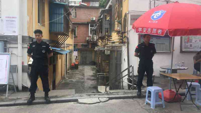 쉰스딩 교회 입구에서 보초를 서고 있는 2명의 특수 경찰
