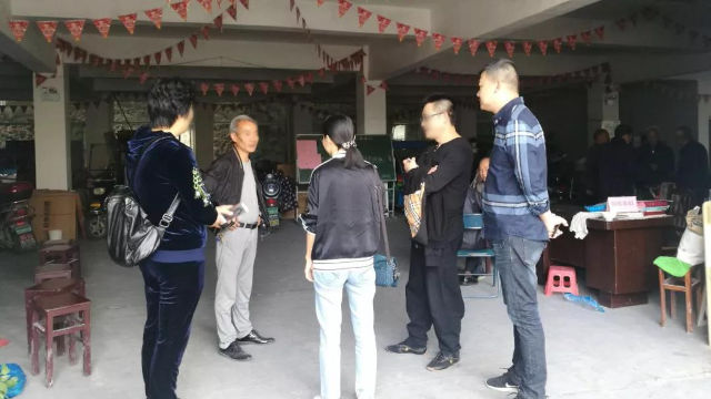 ‘3인조 팀’ 구성원들이 종교 장소 담당자를 면담하고 있다.