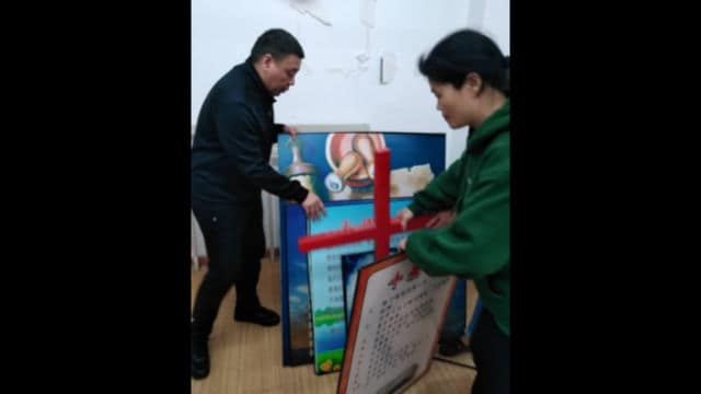 예배당에 있던 십자가와 교회 상징물들이 철거되었다