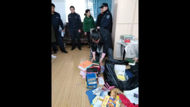 경찰이 성경과 다른 종교 서적들을 압수했다