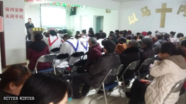 신왕교회(信望教會) 신도들이 모임을 하고 있다