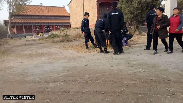 고령산(古靈山) 사원 앞을 경찰이 지키고 있다