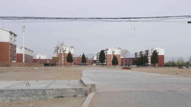 지역 주민이 제공한 사진으로 삼(三)촌에 위치한 북대사(北大寺) 모스크가 잿더미로 변한 모습이다. 현장에는 깃대를 세워두던 시멘트 바닥만이 덩그러니 남아있다