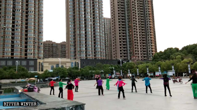 허난성에서 사람들이 불교 노래에 맞추어 에어로빅을 하고 있다