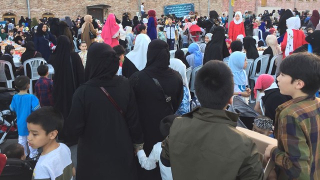 이스탄불 교외의 제이틴부르누(Zeytinburnu)에서 위구르인들이 이프타르 행사에 참여하고 있는 모습