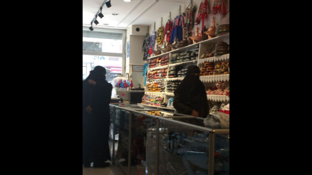 위구르인 여성들이 제이틴부르누(Zeytinburnu)에 있다. 이곳은 이스탄불에 거주하는 위구르인 대부분이 모여 있는 지역이다