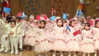 대부분이 ‘고아’인 위구르족 아이들이 이스탄불에서 열린 라마단 파티에 참석하고 있다