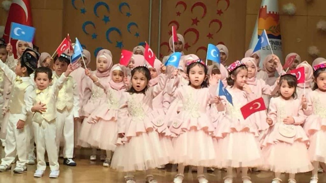 대부분이 ‘고아’인 위구르족 아이들이 이스탄불에서 열린 라마단 파티에 참석하고 있다