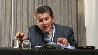 최종 판결 내용을 전하는 제프리 나이스 경(Sir Geoffrey Nice QC)