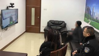 경찰의 감시 하에 한 가족이 가족과 영상 통화를 하고 있다(인터넷 사진)