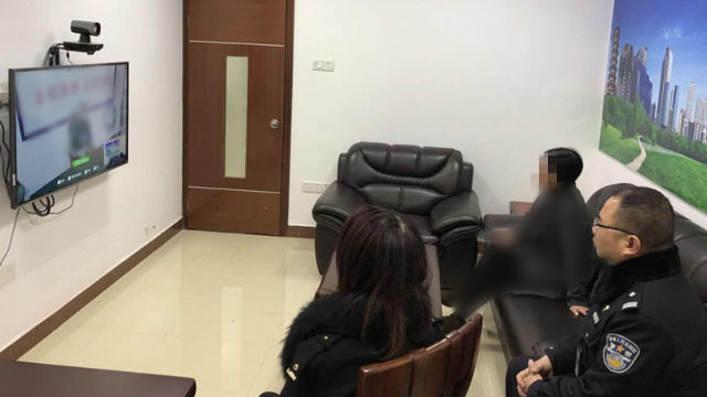 경찰의 감시 하에 한 가족이 가족과 영상 통화를 하고 있다(인터넷 사진)