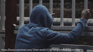 신장 청년에 대한 이념적 폭력…학자 아드리안 젠즈(Adrian Zenz), 이는 문화 대학살이다