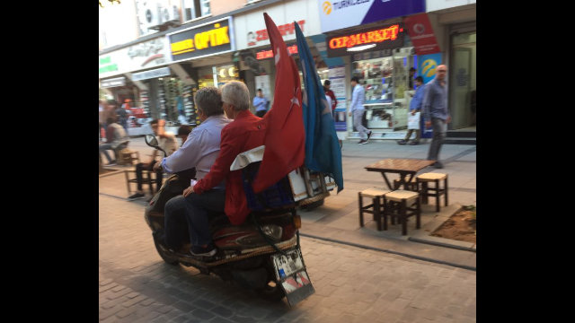 오토바이를 타는 위구르 운전자