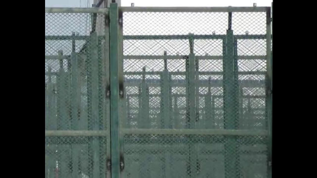 쇠로 된 담장과 철조망으로 둘러싸인 '학습반' 모습